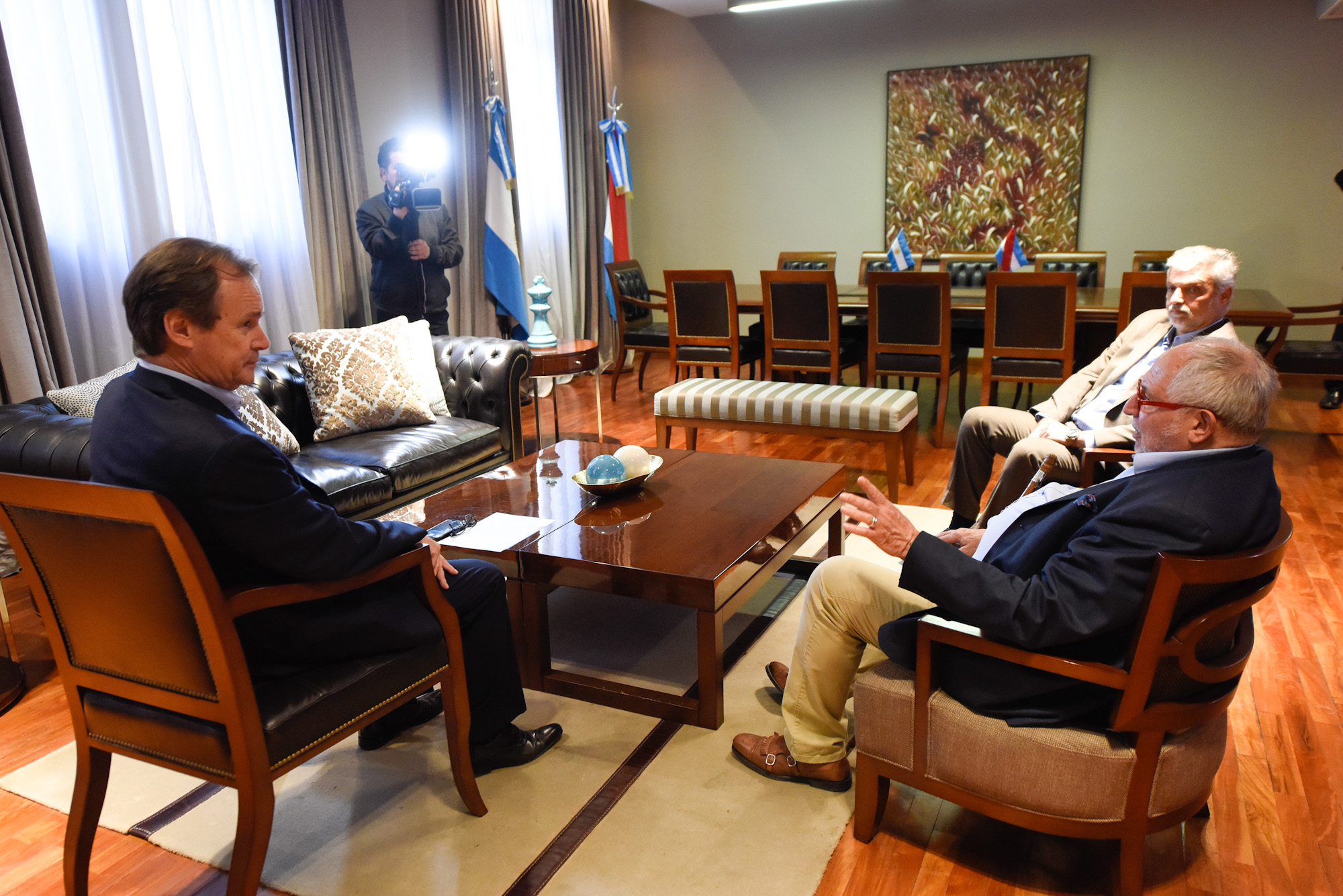El Gobernador Gustavo Bordet mantuvo una reunión con el embajador de Argentina en China, Diego Guelar.