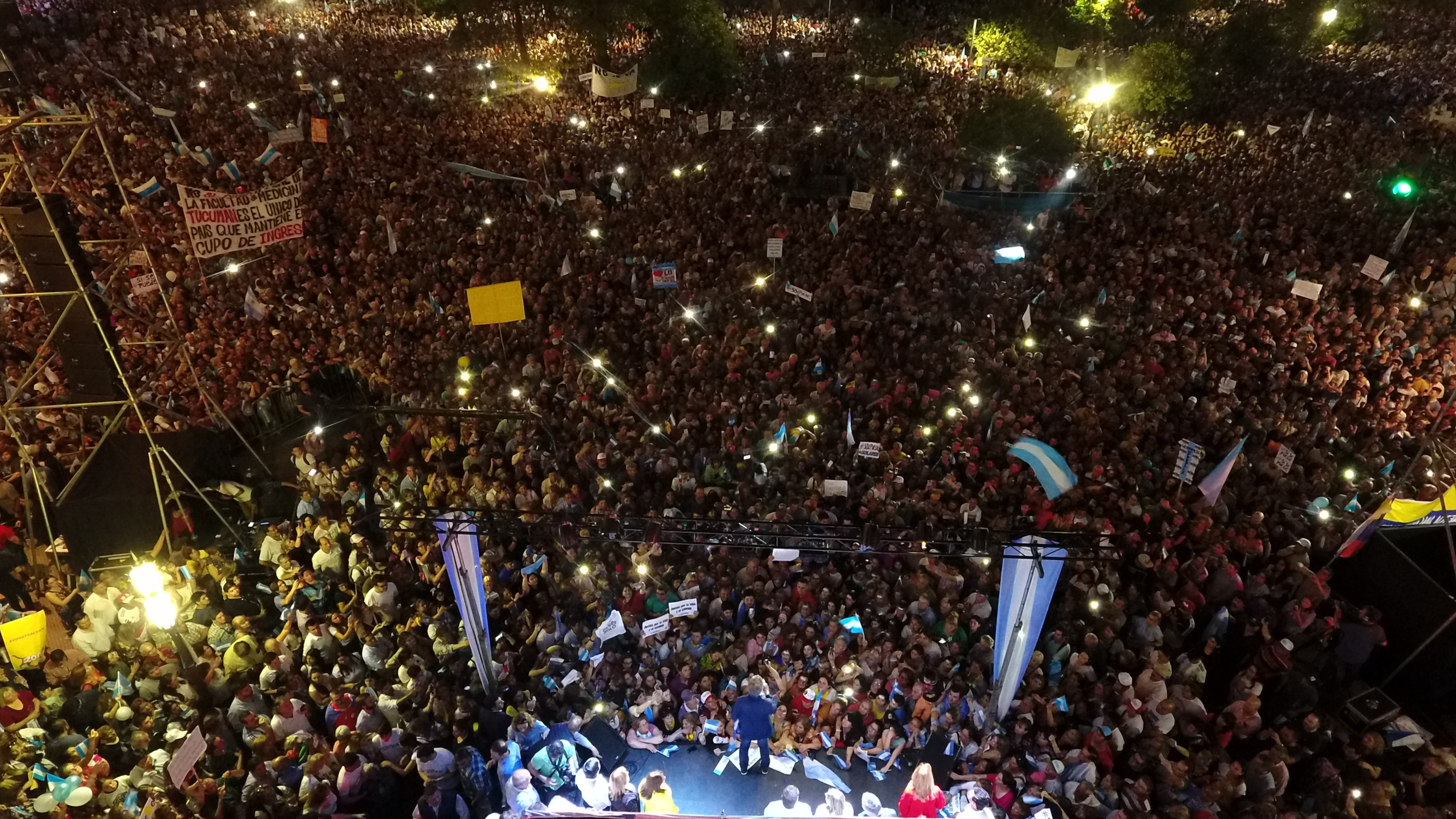 Multitudinaria marcha en Tucumán en apoyo al Presidente Macri.
