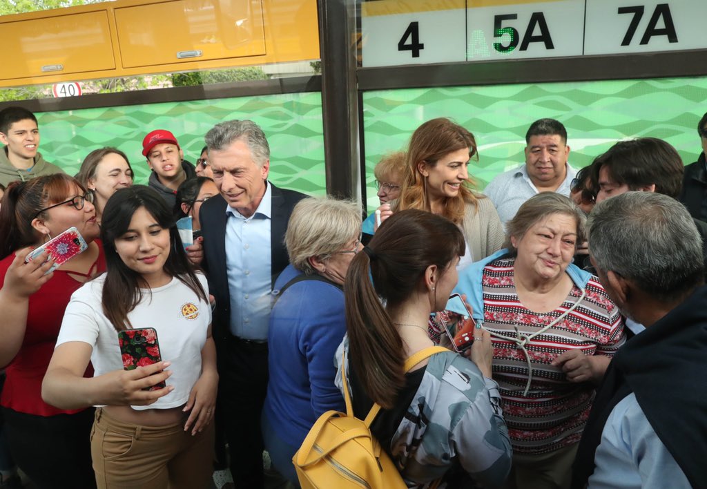 El Presidente Macri y la Primera Dama Juliana Awada en el Metrobus de Neuquén.