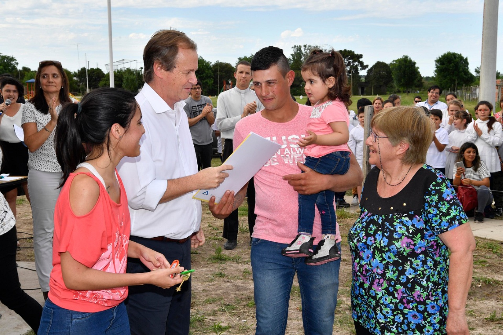 El Gobernador de Entre Ríos, Gustavo Bordet, entregó viviendas a diez familias en XX de Septiembre.