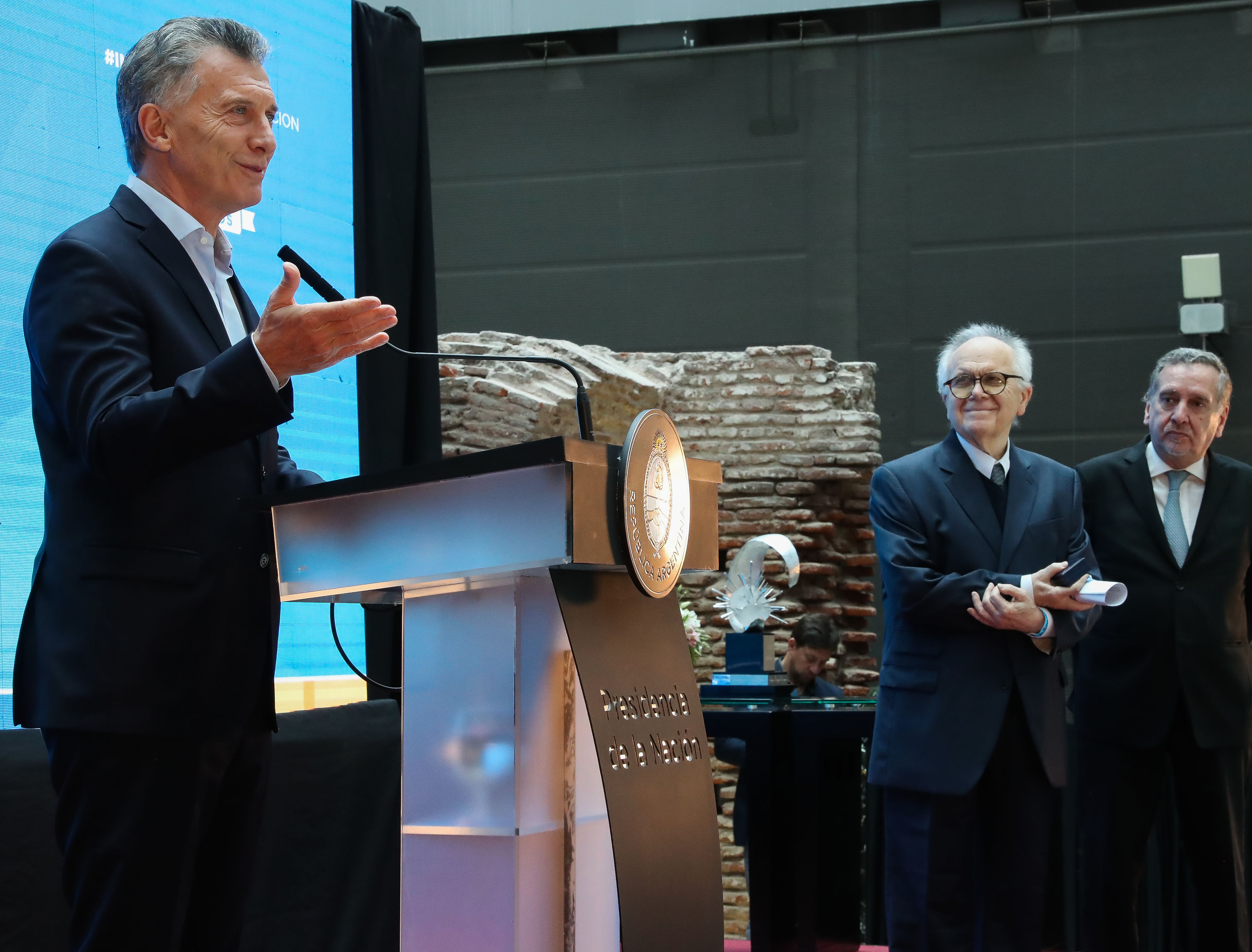 El Presidente Macri entregó al físico Conrado Varotto el premio “Investigador de la Nación”.