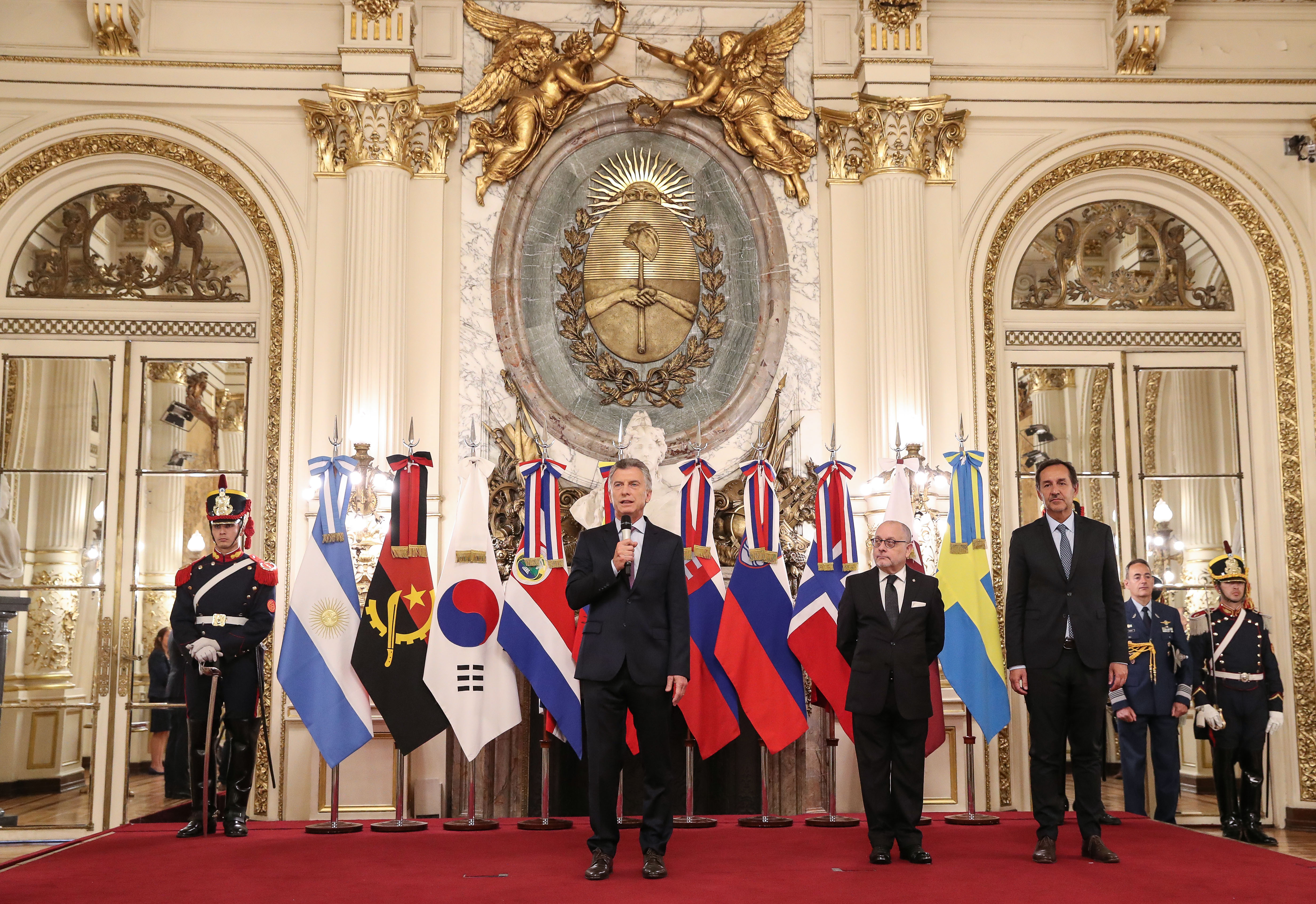El Presidente Mauricio Macri recibió a nuevos Embajadores.