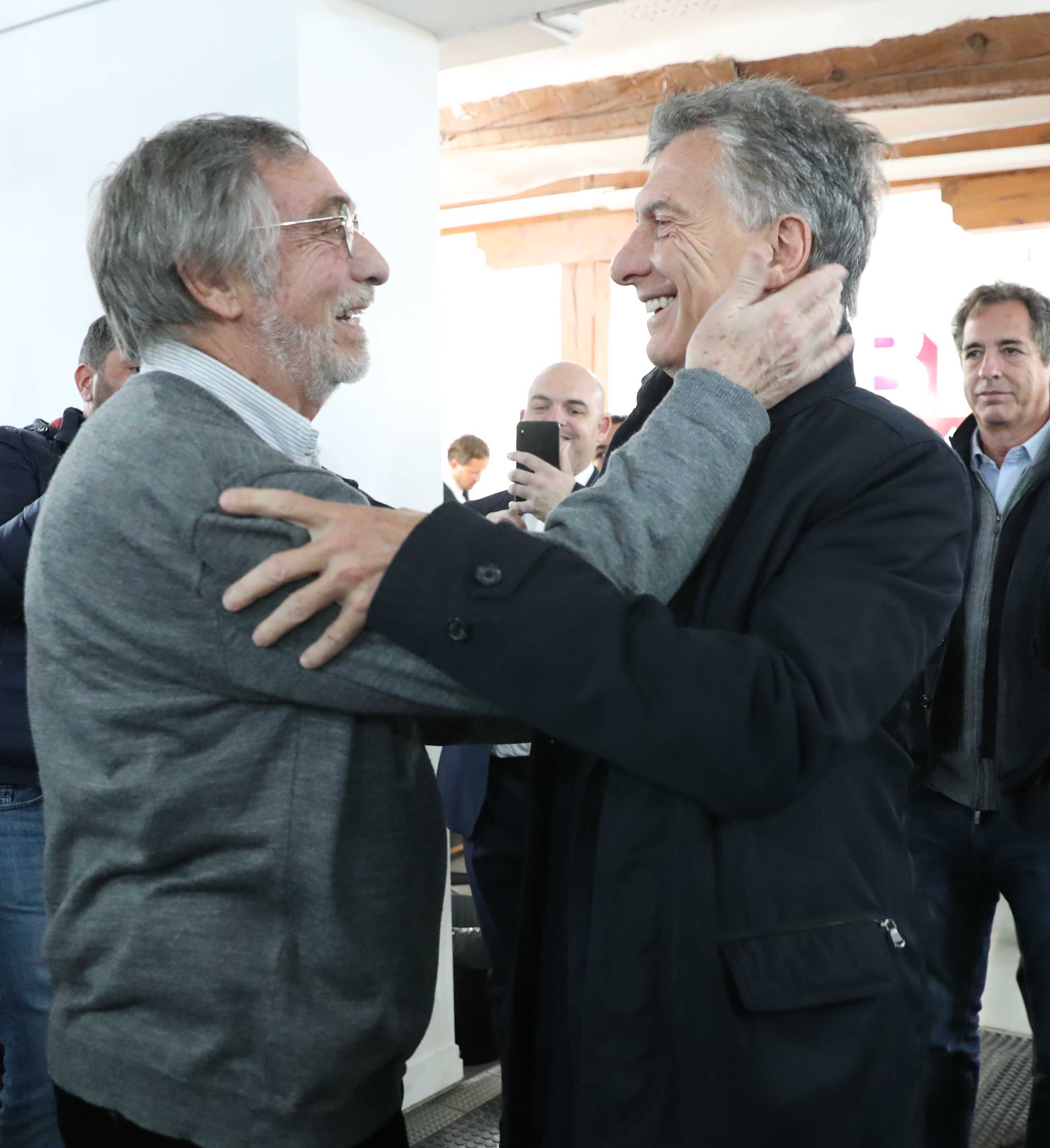 El Presidente Macri saludó al actor Luis Brandoni en un encuentro con residentes argentinos en España.
