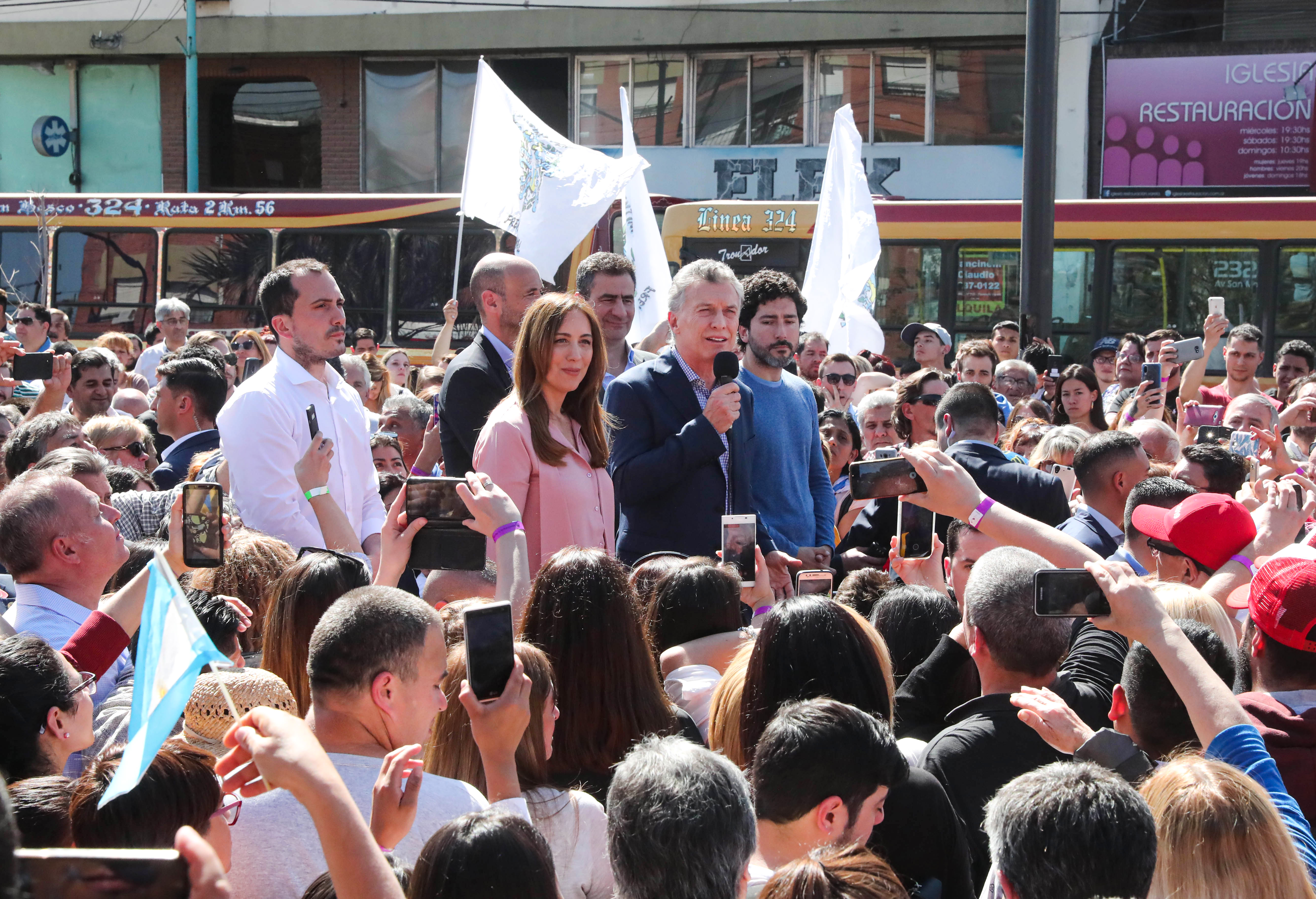 Macri y Vidal junto a los vecinos de Florencio Varela.
