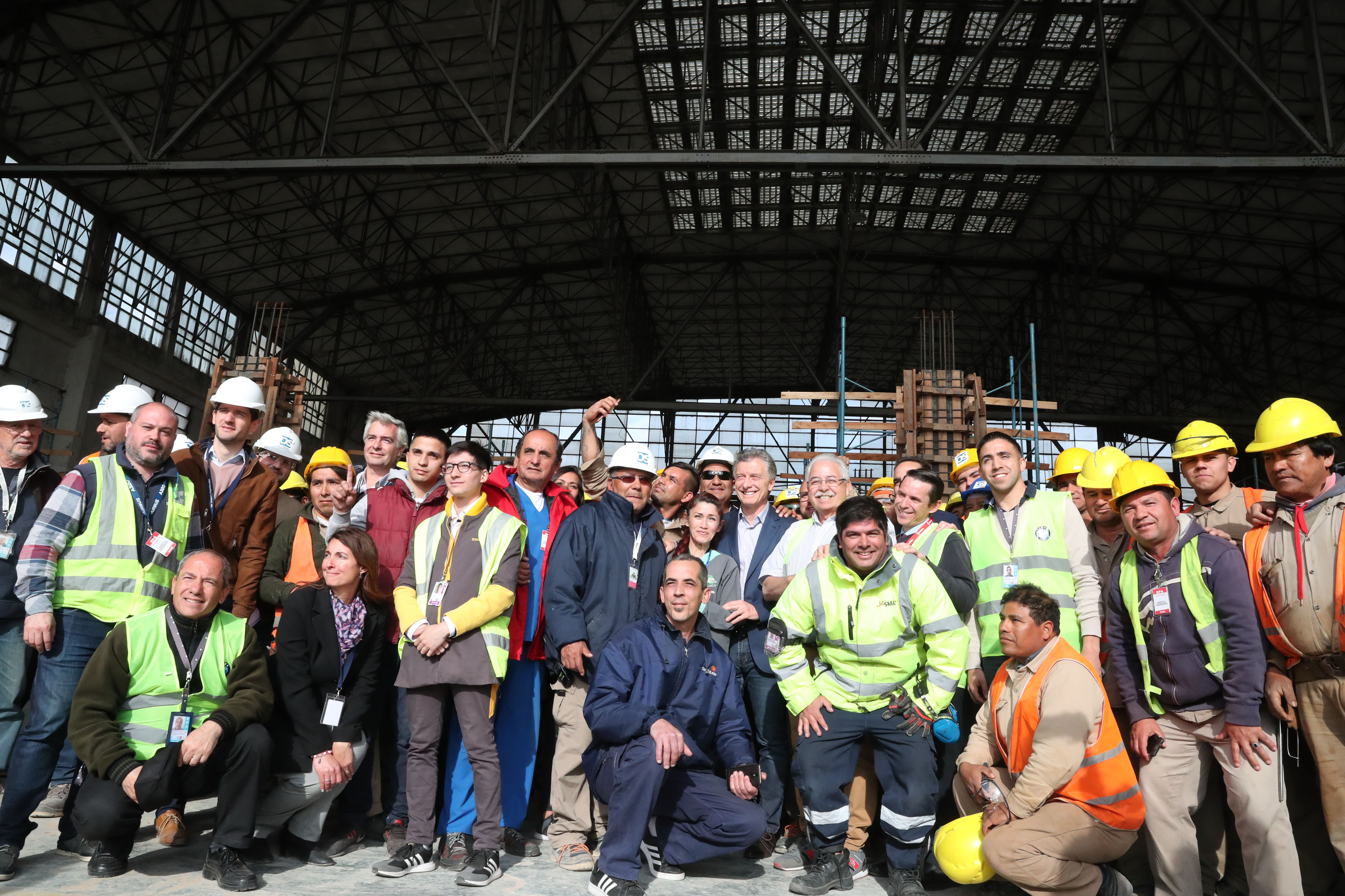 El Presidente Macri junto a los trabajadores.