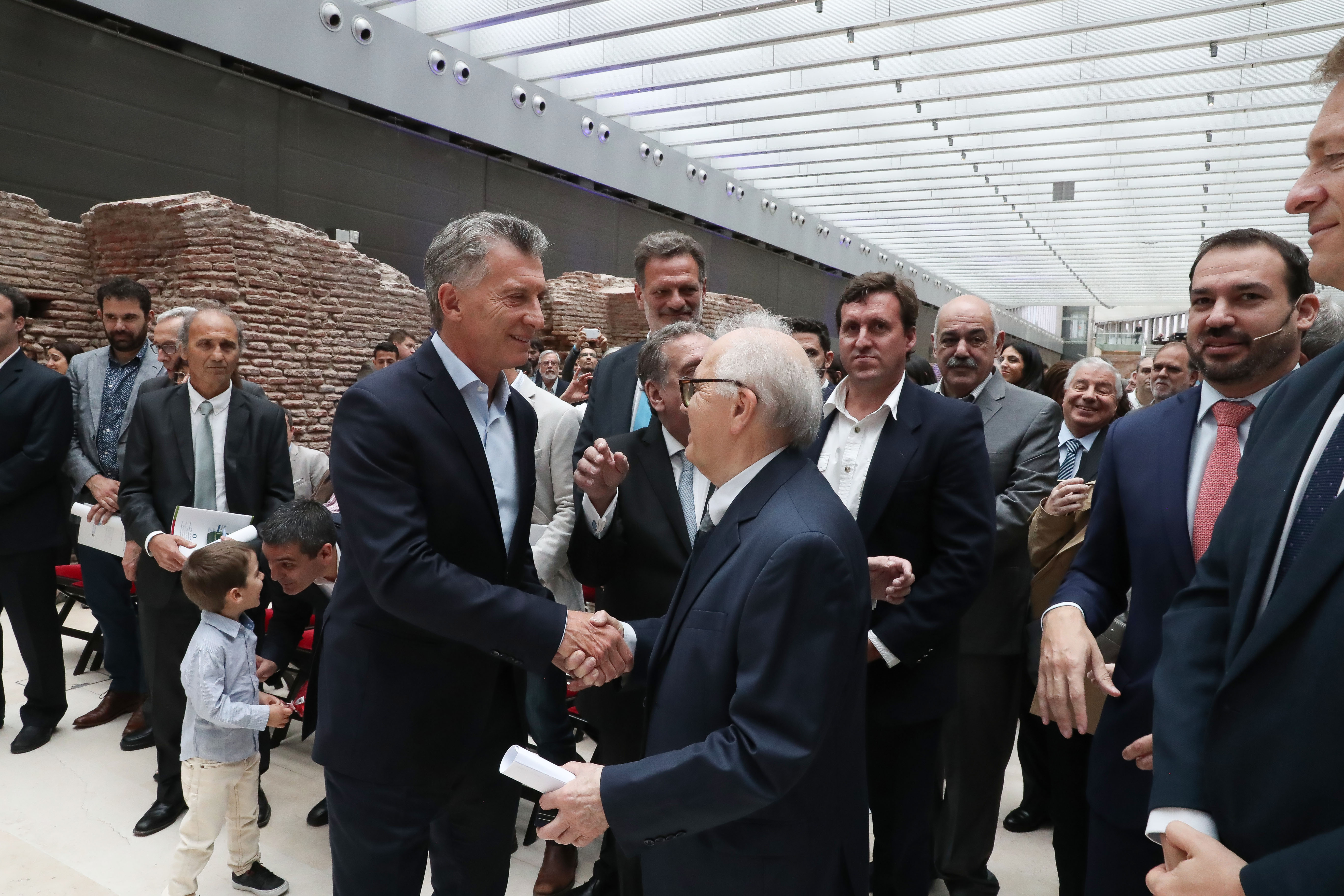 El presidente Macri entregó al físico Conrado Varotto el premio “Investigador de la Nación”
