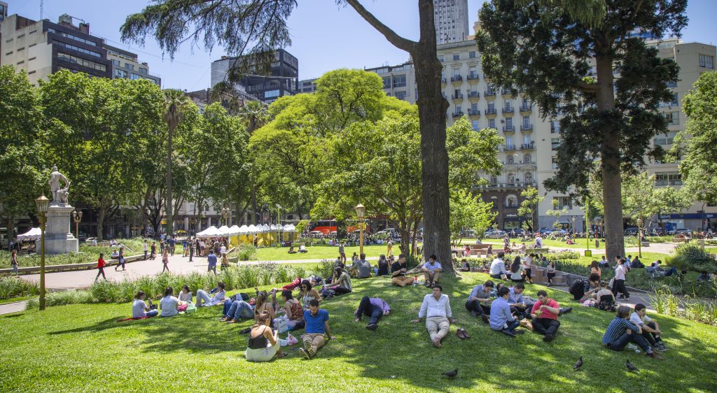 La emblemática Plaza Roma, ubicada sobre la avenida Alem en el bajo