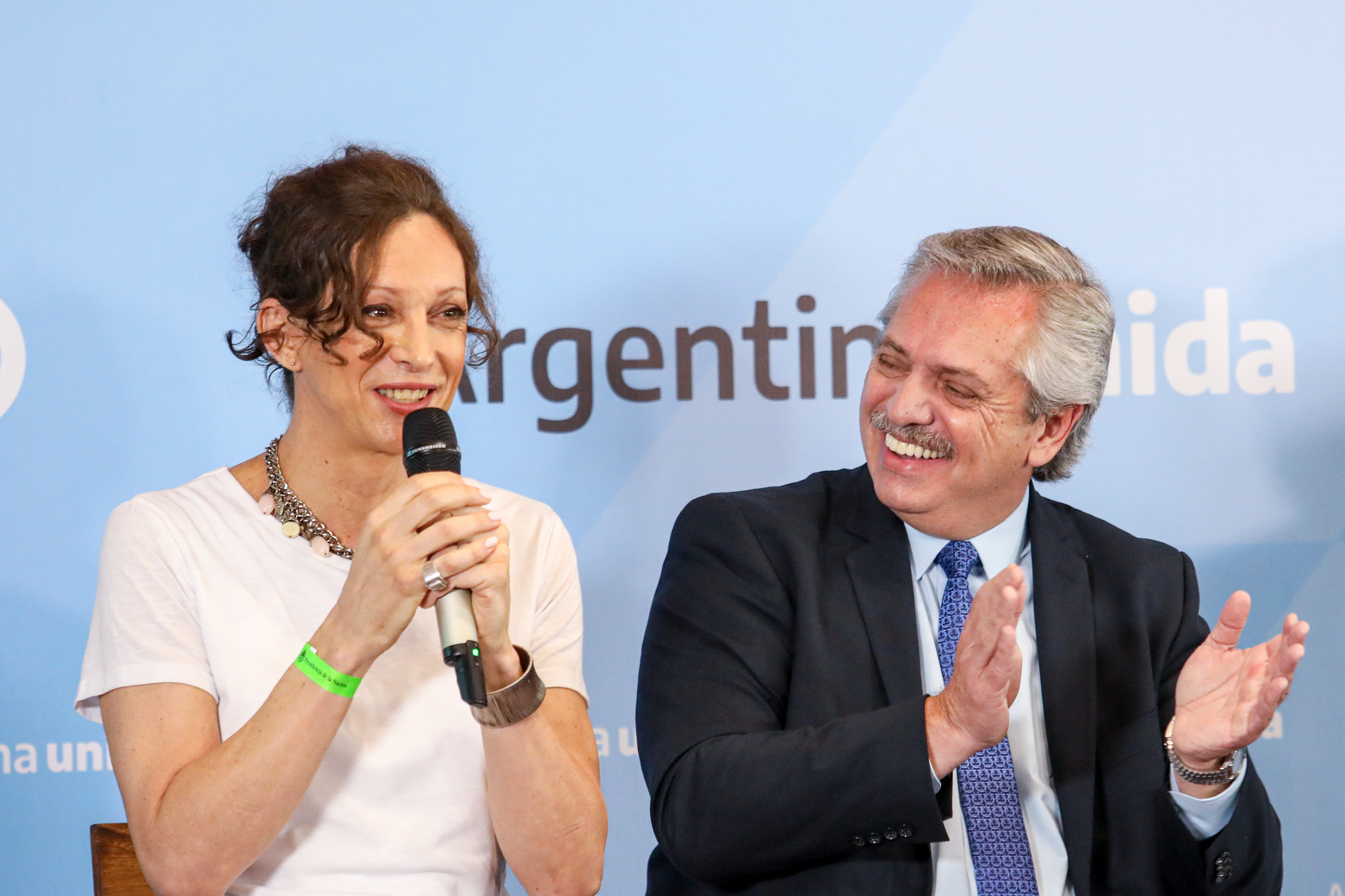 El Presidente Alberto Fernández en el acto de entrega del DNI con datos rectificados a la activista transgénero, Isha Escribano.
