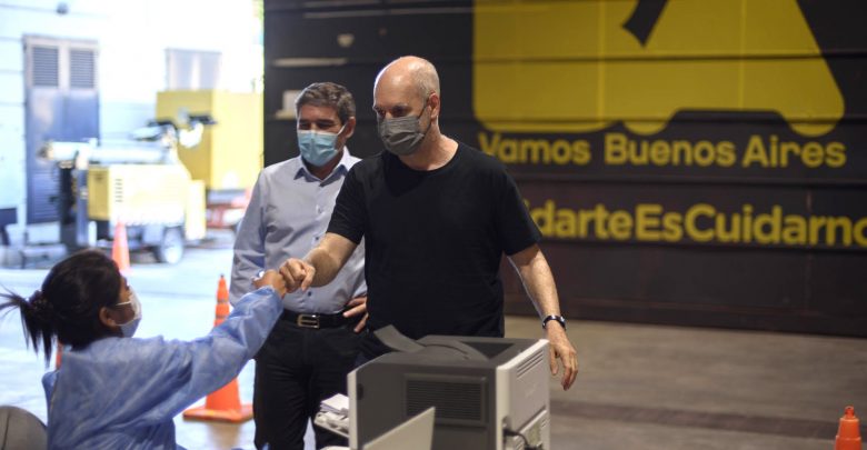 Horacio Rodríguez Larreta y Fernán Quirós dialogaron con el personal de salud.