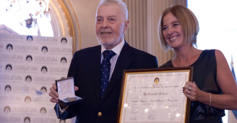 El Dr. Alejandro Cordero recibió el diploma y la medalla que lo acreditan como Ciudadano Ilustre.