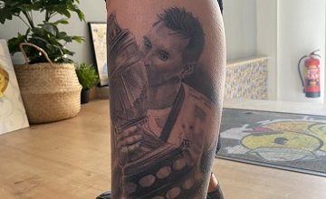 Carolina se tatuó en la pierna una imagen de Lionel Messi.