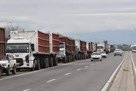 Largas filas de camiones por la falta de gasoil en varias provincias de la Argentina.