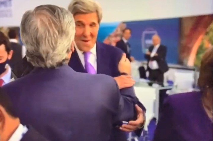 John Kerry le saca la mano a Alberto Fernández. El desaire es total.