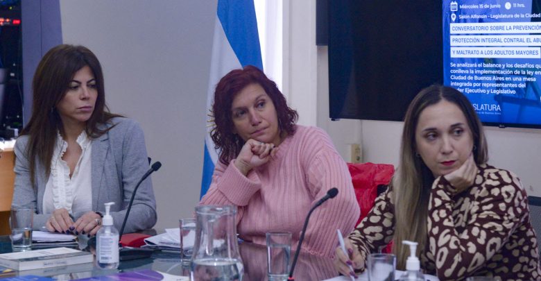 Se desarrolló un conversatorio sobre el maltrato y abuso hacia los adultos mayores en la Legislatura de Buenos Aires..