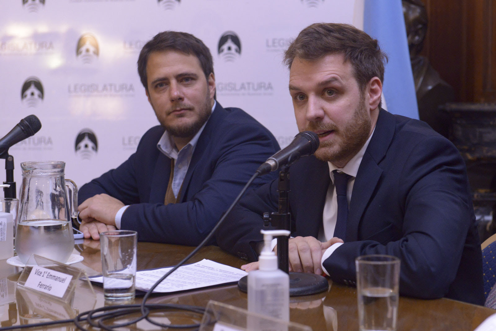 El vicepresidente primero de la Legislatura Porteña, Emmanuel Ferrario (VJ), y el titular de la comisión de Asuntos Constitucionales, Hernán Reyes (VJ).