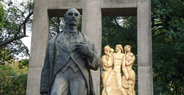 Estatua del maestro inglés, William C. Morris.