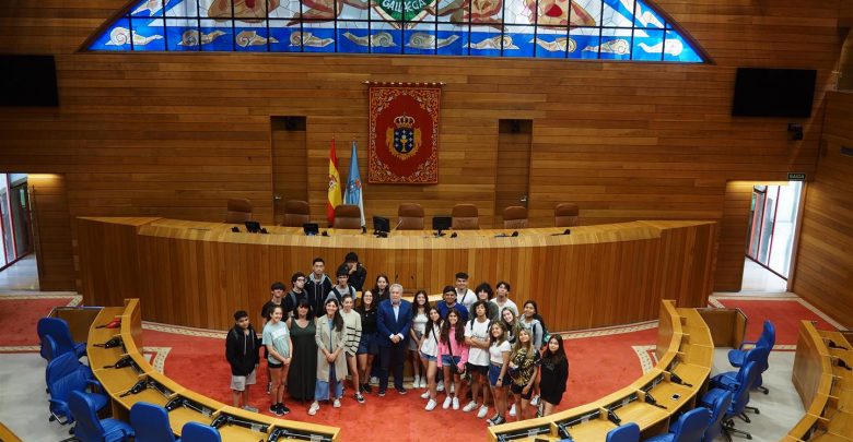 Educación: Alumnos del Instituto Argentino-Gallego Santiago Apóstol visitaron el Parlamento de Galicia.