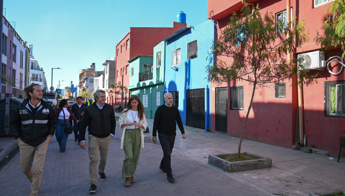 El Gobierno de la Ciudad de Buenos Aires está desarrollando el Programa Más Color que consiste en intervenir frentes de casas.