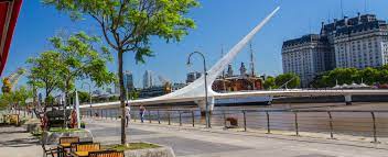 Puerto Madero: Renuevan el Puente de la Mujer con madera plástica reciclada.