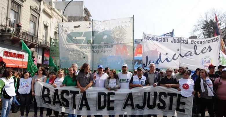 Provincia de Buenos Aires: Presión de los gremios para la reapertura de paritarias.