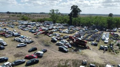 Comenzaron a compactar 2.100 autos y 2.300 motos en desuso en el depósito judicial de Esteban Echeverría.